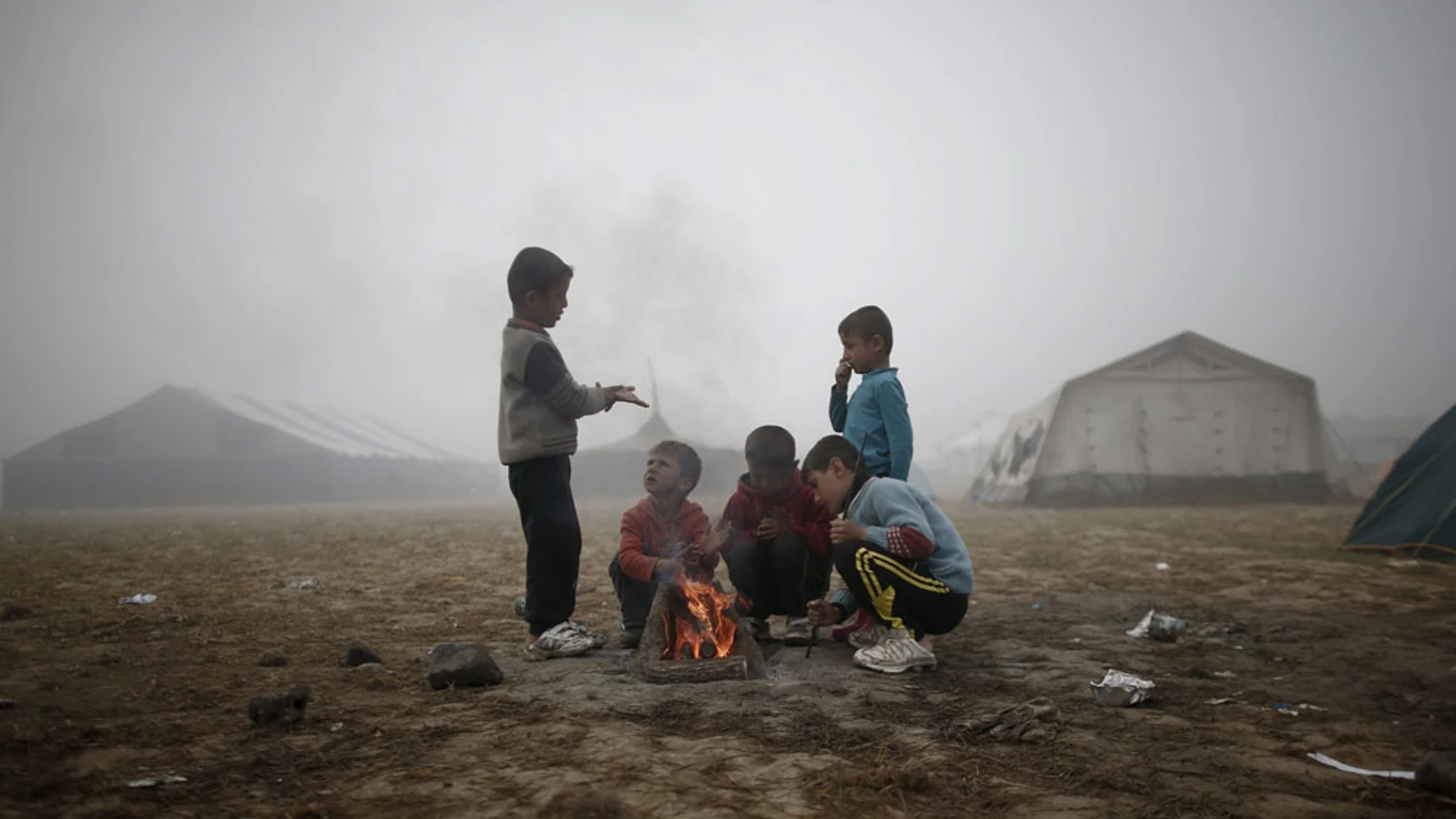 Varios niños en un campo de refugiados Varios niños en un campo de refugiados