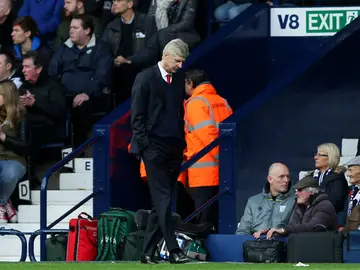 Wenger, cabizbajo tras una nueva derrota del Arsenal Wenger, cabizbajo tras una nueva derrota del Arsenal