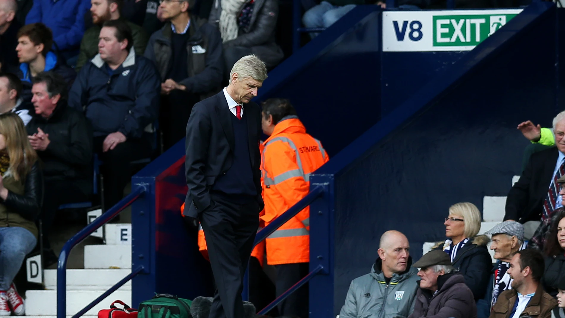 Wenger, cabizbajo tras una nueva derrota del Arsenal Wenger, cabizbajo tras una nueva derrota del Arsenal