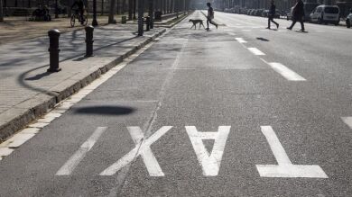 Los taxistas vuelcan un coche de Cabify y dañan otro en Barcelona