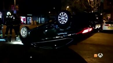 Los taxistas vuelcan un coche de Cabify y dañan otro en Barcelona
