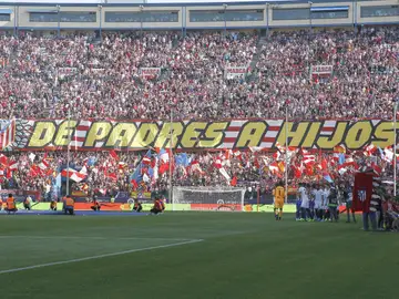 Pancarta en la grada del Calderón con motivo del Día del Padre Pancarta en la grada del Calderón con motivo del Día del Padre