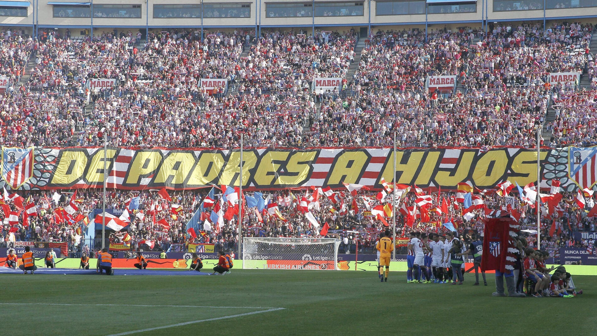 Pancarta en la grada del Calder&oacute;n con motivo del D&iacute;a del Padre