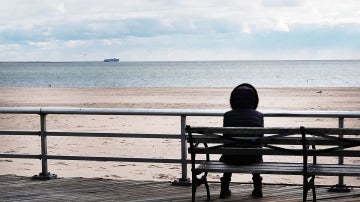 Imagen de una mujer mirando al mar