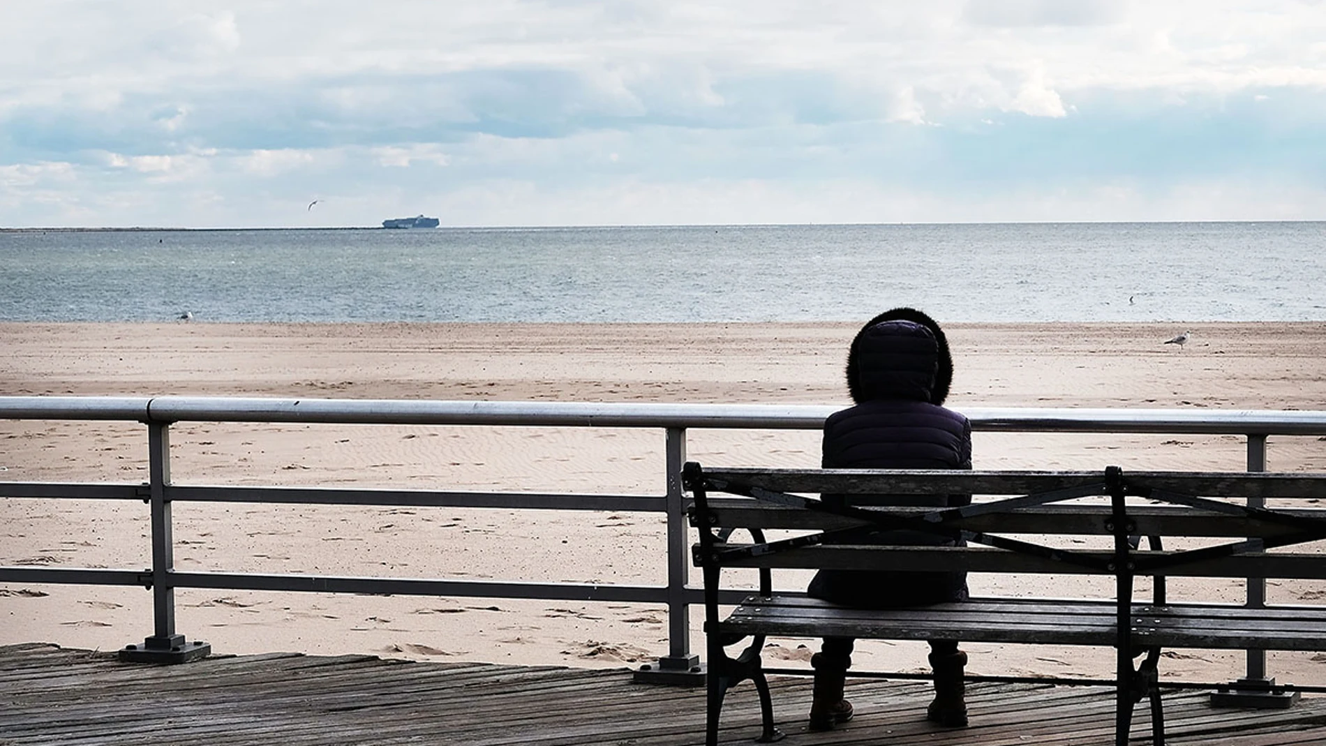 Imagen de una mujer mirando al mar Imagen de una mujer mirando al mar