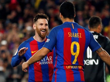 Leo Messi y Luis Suárez celebran un gol ante el Valencia