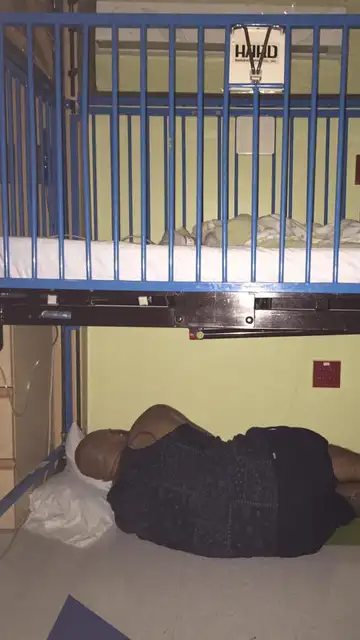 Padre protege a hijo bajo la cama Padre protege a hijo bajo la cama
