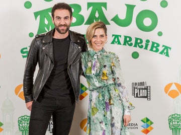 Jon Plazaola y María León en la presentación de la tercera temporada de 'Allí abajo'
