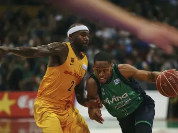 Terry Smith intenta avanzar ante la oposición de Tyrese Rice Terry Smith intenta avanzar ante la oposición de Tyrese Rice