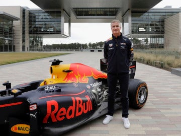 David Coulthard posando con el coche de Red Bull