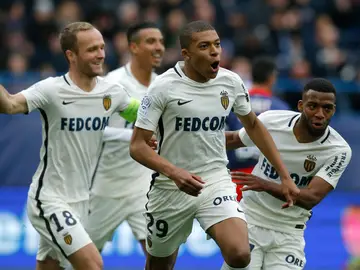 Mbappé celebrando un gol con sus compañeros Mbappé celebrando un gol con sus compañeros