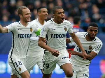 Mbappé celebrando un gol con sus compañeros Mbappé celebrando un gol con sus compañeros