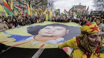 Cientos de kurdos participaron en Fráncfort en una marcha