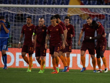Los jugadores de la Roma celebran un gol ante el Sassuolo