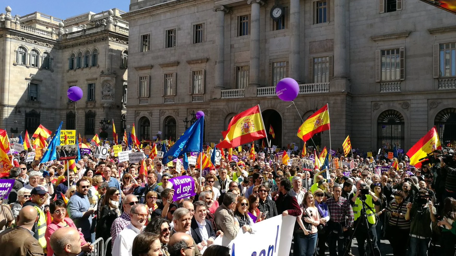 Miles de personas se manifiestan en Barcelona Miles de personas se manifiestan en Barcelona