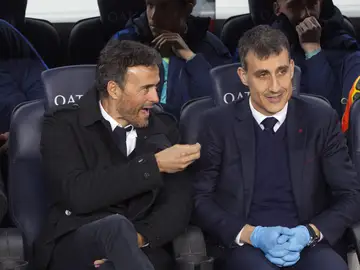 Luis Enrique conversa en el banquillo del Camp Nou Luis Enrique conversa en el banquillo del Camp Nou
