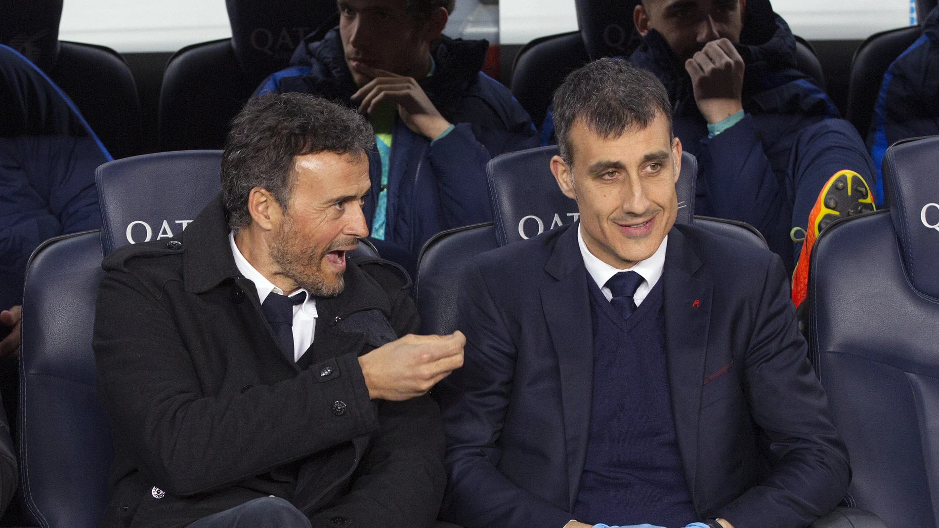Luis Enrique conversa en el banquillo del Camp Nou Luis Enrique conversa en el banquillo del Camp Nou