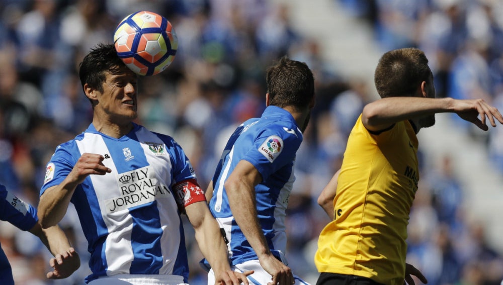 Mantovani cabecea un balón