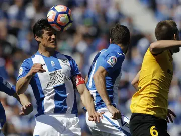 Mantovani cabecea un balón Mantovani cabecea un balón