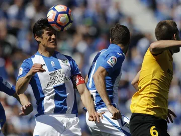 Mantovani cabecea un balón Mantovani cabecea un balón