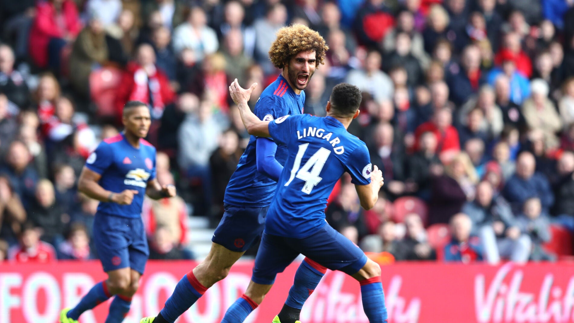 Fellaini celebra un gol con Lingard