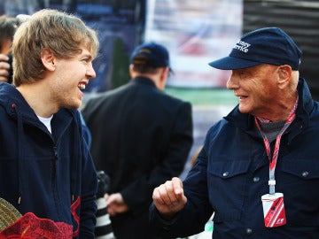 Niki Lauda bromea con Vettel en Albert Park en 2011
