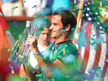 Roger Federer alza el trofeo de Indian Wells al cielo de California