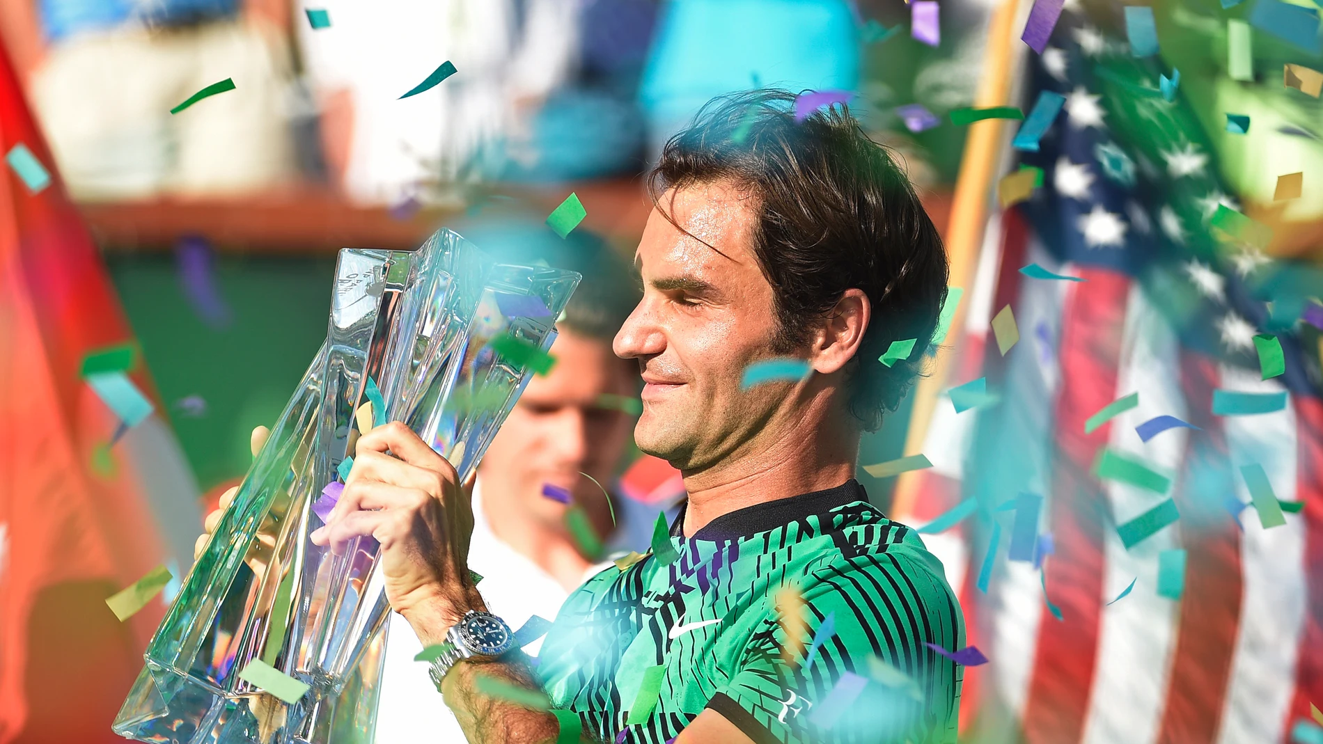Roger Federer alza el trofeo de Indian Wells al cielo de California Roger Federer alza el trofeo de Indian Wells al cielo de California