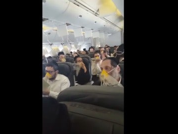 Avión lleno de judíos rezan y cantan durante una emergencia