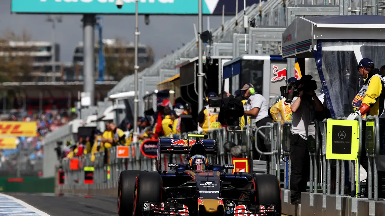 Carlos Sainz, en el pit-lane de Albert Park