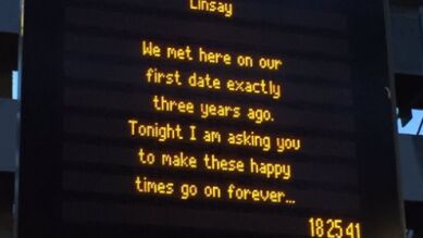 La romántica pedida de matrimonio de un hombre a su novia en una estación de tren y que dejó a una ciudad en vilo