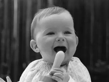 Bebé sonriendo Bebé sonriendo