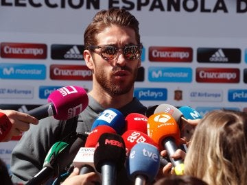 Sergio Ramos atiende a los medios a su llegada a Las Rozas