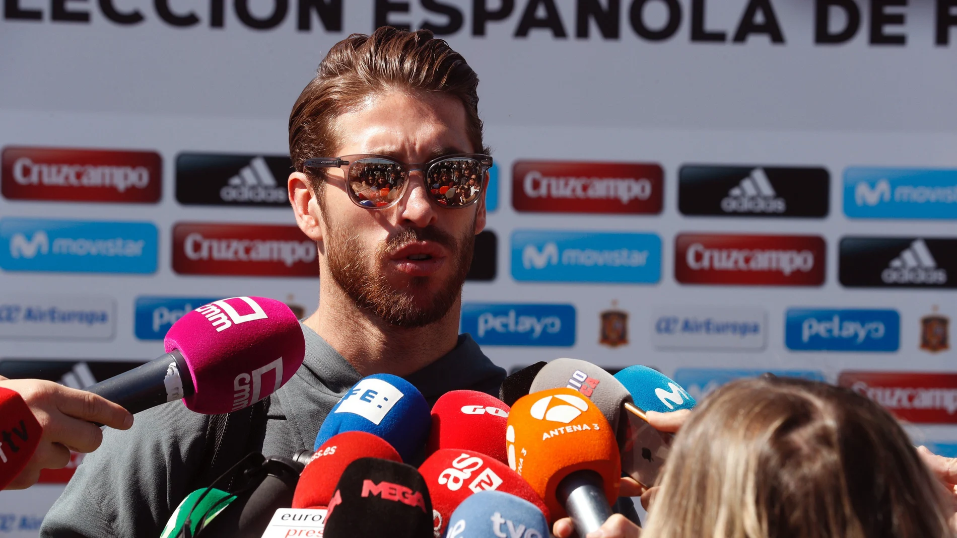 Sergio Ramos atiende a los medios a su llegada a Las Rozas Sergio Ramos atiende a los medios a su llegada a Las Rozas