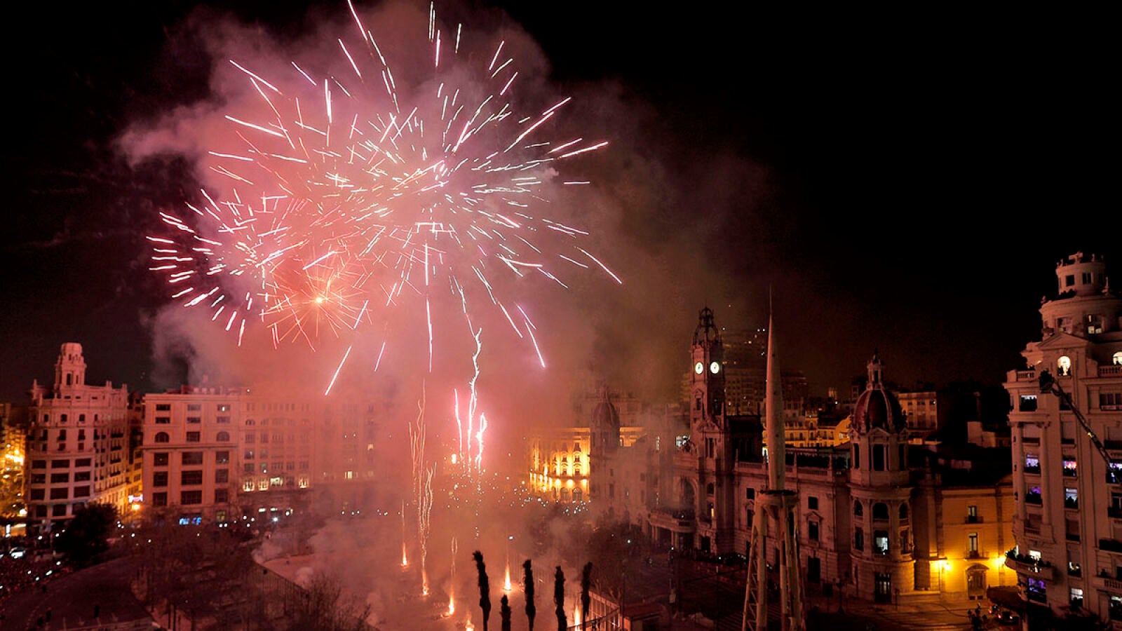 Valencia pone fin a sus primeras Fallas de la Humanidad con la quema de casi 770 monumentos