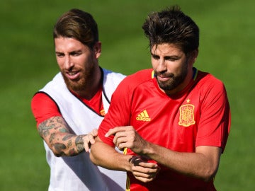 Gerard Piqué y Sergio Ramos, en un entrenamiento de la selección española