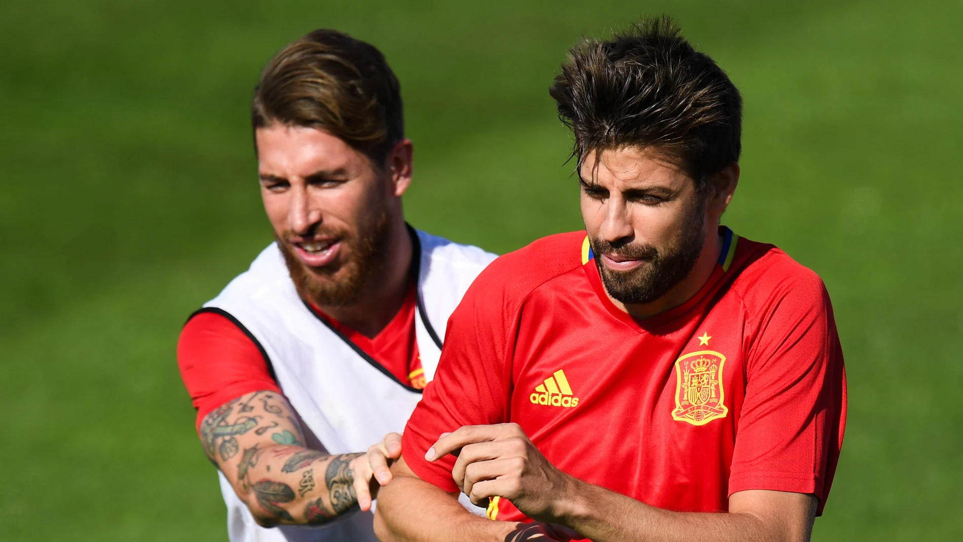 Gerard Piqué y Sergio Ramos, en un entrenamiento de la selección española Gerard Piqué y Sergio Ramos, en un entrenamiento de la selección española