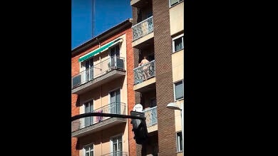 Pillan a una pareja practicando sexo en un balcón de Salamanca a plena luz del día