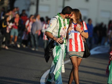 Dos aficionados se besan tras un partido entre Atlético y Córdoba