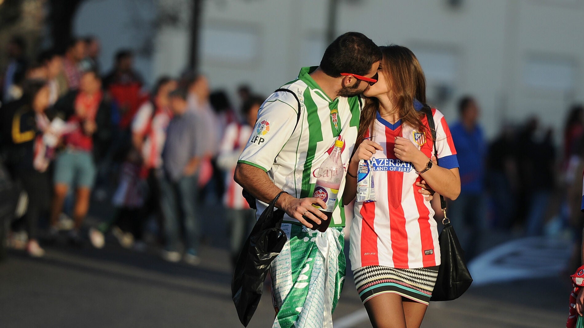 Dos aficionados se besan tras un partido entre Atl&eacute;tico y C&oacute;rdoba