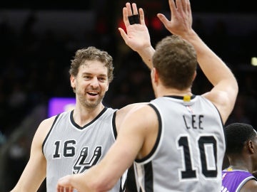 Pau Gasol celebra una canasta con Lee