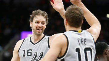 Pau Gasol celebra una canasta con Lee