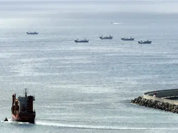 Varios barcos de pesca de arrastre participan en la búsqueda y rescate Varios barcos de pesca de arrastre participan en la búsqueda y rescate