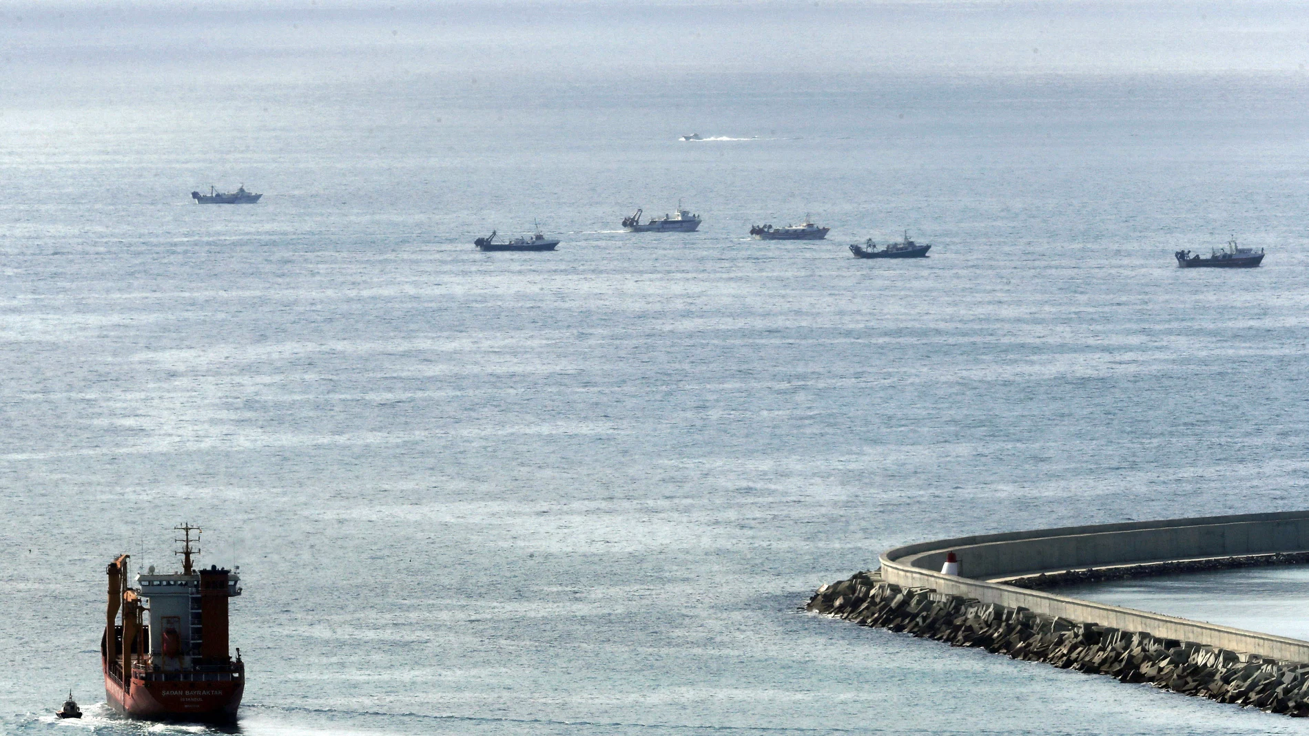 Varios barcos de pesca de arrastre participan en la búsqueda y rescate Varios barcos de pesca de arrastre participan en la búsqueda y rescate