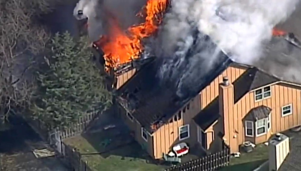 Frame 12.32223 de: Espectacular y aparatoso incendio en una zona residencial de Kansas City