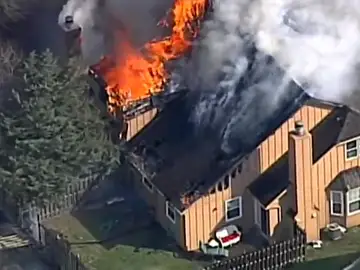 Frame 12.32223 de: Espectacular y aparatoso incendio en una zona residencial de Kansas City Frame 12.32223 de: Espectacular y aparatoso incendio en una zona residencial de Kansas City