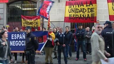 Un centenar de falangistas protestan contra Artur Mas en Madrid e insultan a Margallo al grito de 