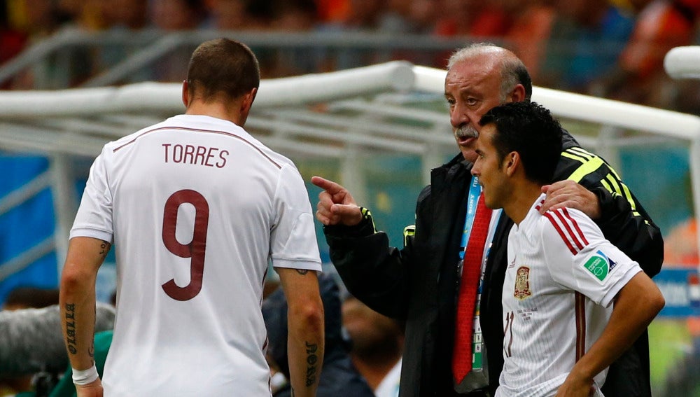 Vicente del Bosque da instrucciones a Pedro durante un partido