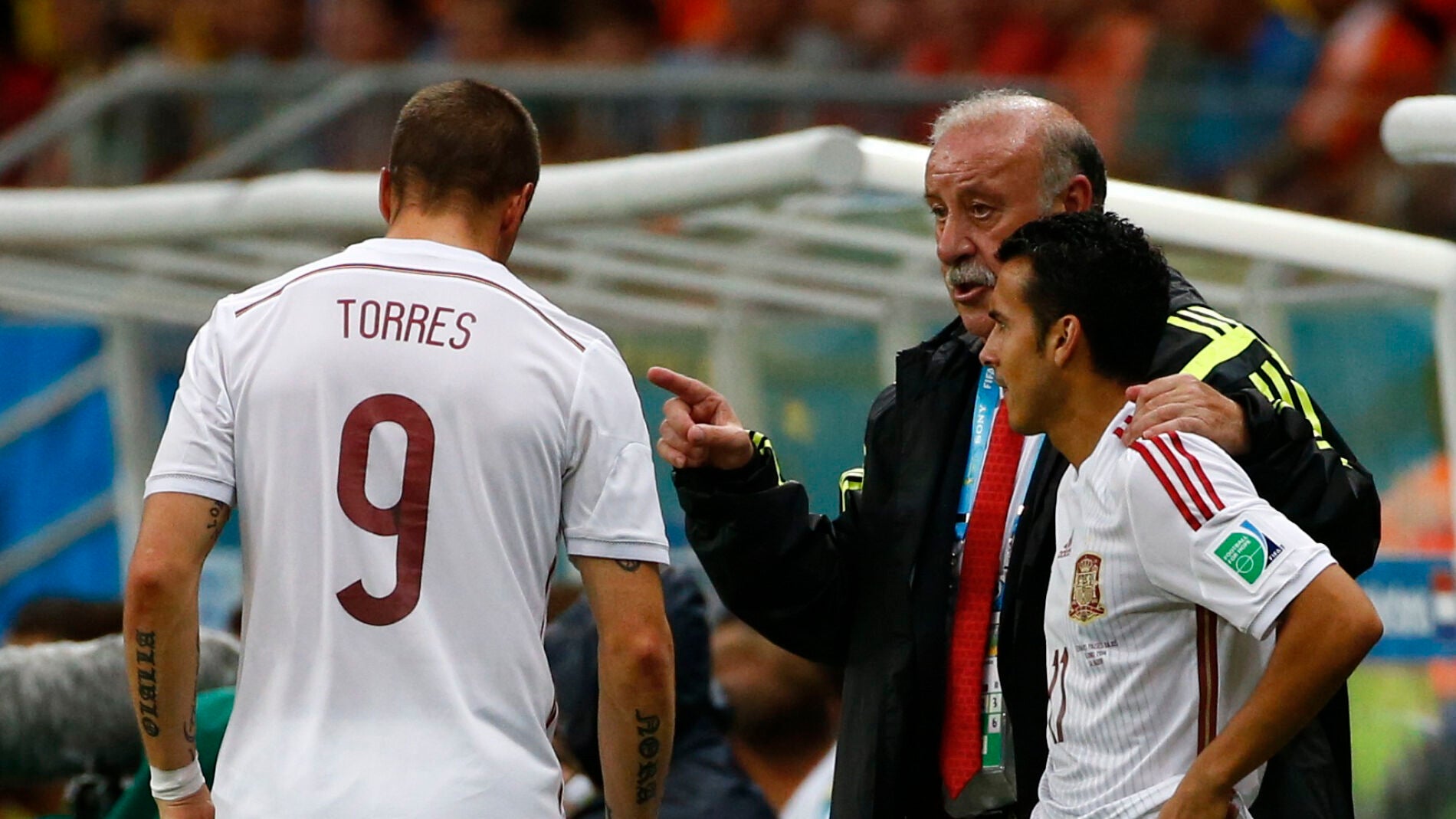 Vicente del Bosque da instrucciones a Pedro durante un partido