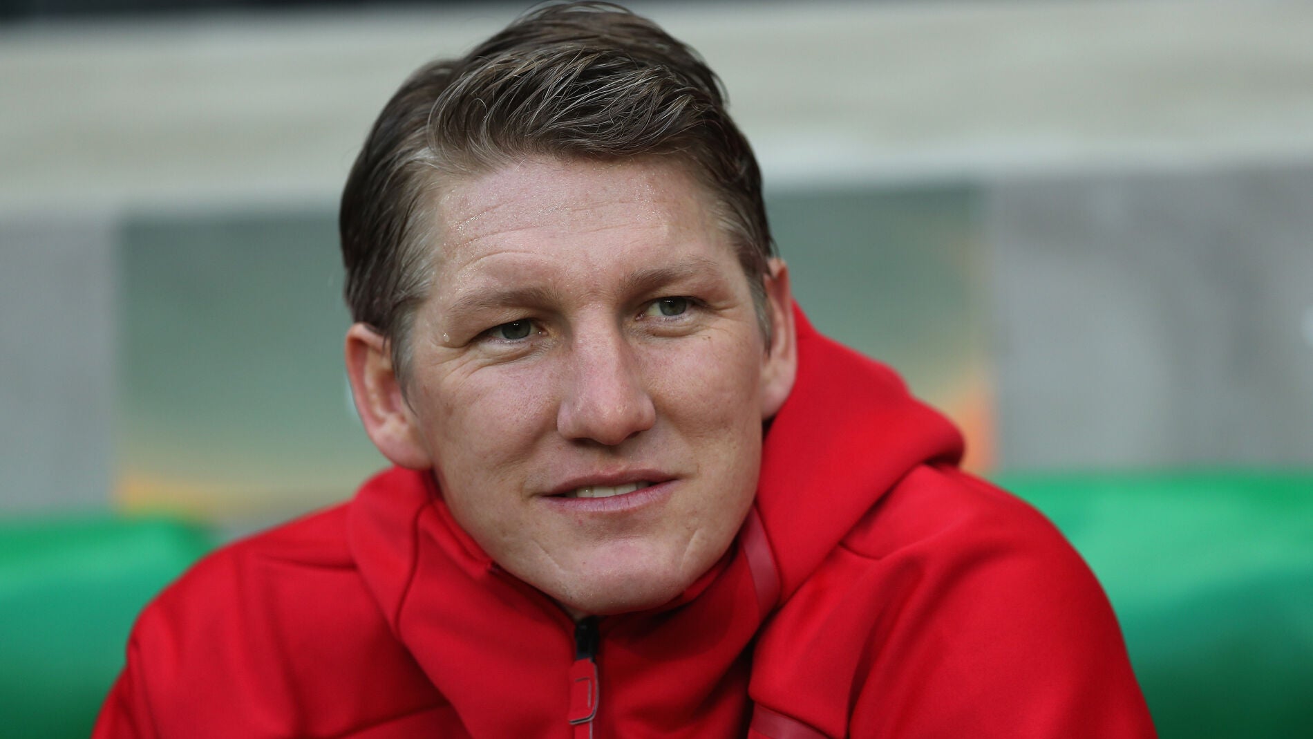 Bastian Schweinsteiger, sonriente en el banquillo